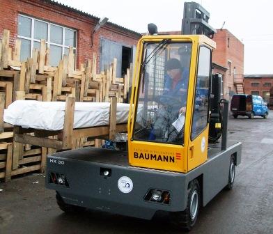 Боковой автопогрузчик BAUMANN для транспортировки длинномерных грузов компании KALEVA – трижды лауреата премии «Компании года» в России.